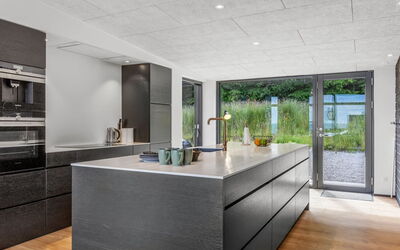 Heidie - 600M from the Sea