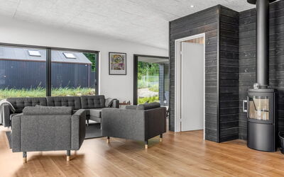 Heidie - 600M from the Sea