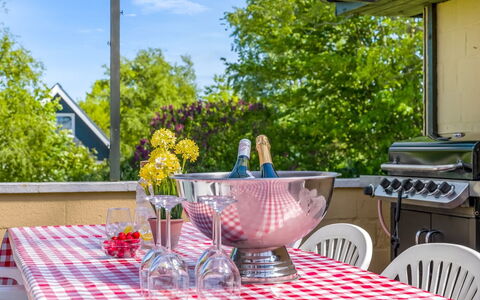 Lillan - from the Sea: Möbel, Tabelle, Geschirr, Stuhl, Gartenmöbel, Tischdecke, Tisch Im Freien, Essen, Garten, Drinkware