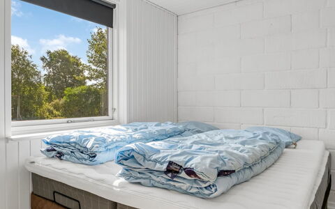 Lillan - from the Sea: Schlafzimmer, Bett, Bettdecke, Bedding, Fussboden, Linens, Bettrahmen, Zimmer, Decke, Matratze