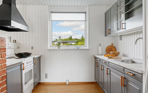 Lillan - from the Sea: Küche, Holz, Küchengerät, Interior Design, Flooring, Countertop, Major Appliance, Decke, Haushaltsgerät, Spüle