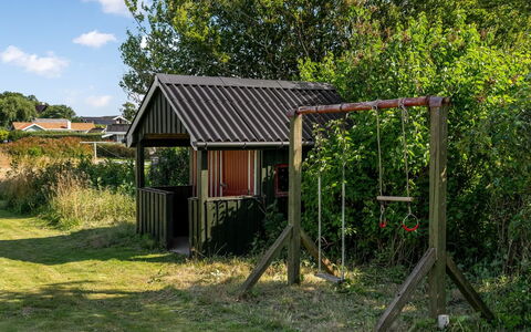 Lillan - from the Sea: Holz, Dach, Grundstueck, Schuppen, Gartenbauten, Schatten, Hinterhof, Garten, Outdoor Struktur, Garten