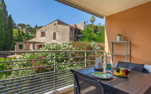 Cavalaire 456: Möbel, Gartenmöbel, Balkon, Wohnung, Stuhl, Schatten, Tisch Im Freien, Veranda, Eco Hotel, Terrasse