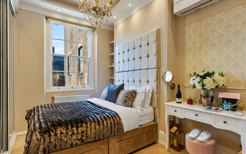 The Marylebone Marilyn: Möbel, Interior Design, Schlafzimmer, Bett, Wand, Flooring, Holz, Fussboden, Decke, Zimmer