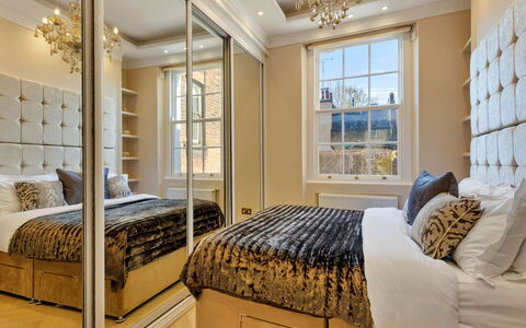 The Marylebone Marilyn: Interior Design, Möbel, Flooring, Fussboden, Wand, Schlafzimmer, Holz, Decke, Bett, Beleuchtung