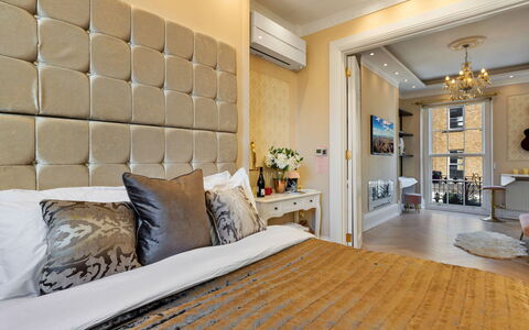The Marylebone Marilyn: Möbel, Interior Design, Schlafzimmer, Wand, Bett, Flooring, Fussboden, Holz, Decke, Zimmer