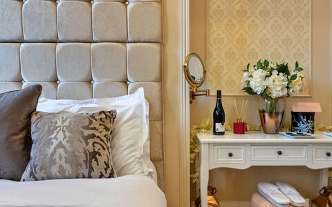 The Marylebone Marilyn: Möbel, Schlafzimmer, Interior Design, Bett, Bedding, Bettdecke, Linens, Beleuchtung, Zuhause, Zimmer