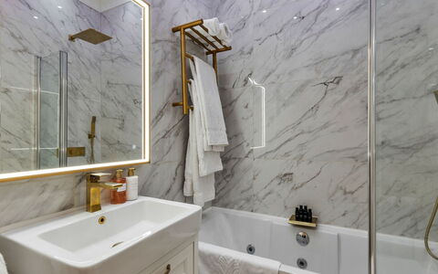 The Marylebone Marilyn: Wand, Armatur, Badezimmer, Interior Design, Flooring, Zapfhahn, Installation, Fussboden, Spiegel, Sinken