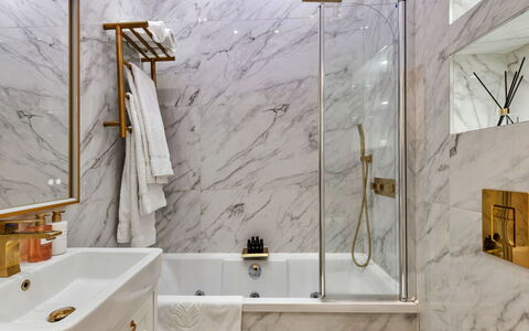 The Marylebone Marilyn: Armatur, Interior Design, Badezimmer, Flooring, Fussboden, Zapfhahn, Installation, Spiegel, Fliese, Badewanne