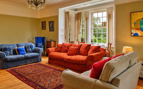 Clift Hill: Möbel, Interior Design, Couch, Flooring, Holz, Fussboden, Wohnzimmer, Zimmer, Beleuchtung, Zuhause