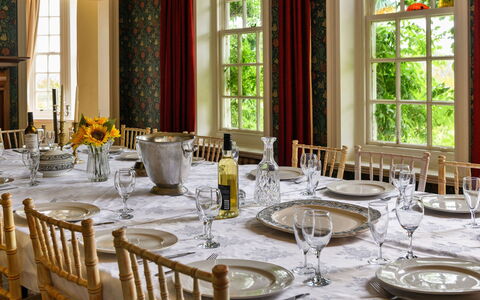 Clift Hill: Möbel, Interior Design, Flooring, Tabelle, Fussboden, Esszimmer, Decke, Beleuchtung, Stuhl, Küche & Esszimmer Tisch