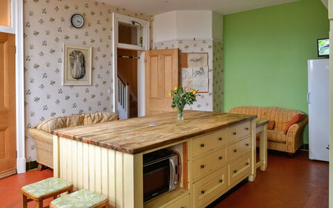 Clift Hill: Möbel, Interior Design, Flooring, Cabinetry, Fussboden, Holz, Küche, Countertop, Decke, Zimmer
