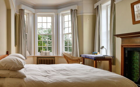 Clift Hill: Interior Design, Bett, Schlafzimmer, Möbel, Bettdecke, Bedding, Fussboden, Holz, Flooring, Textil