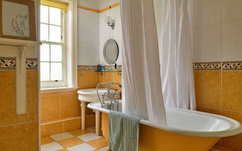 Clift Hill: Badezimmer, Armatur, Flooring, Interior Design, Fussboden, Badewanne, Zapfhahn, Fliese, Installation, Sinken