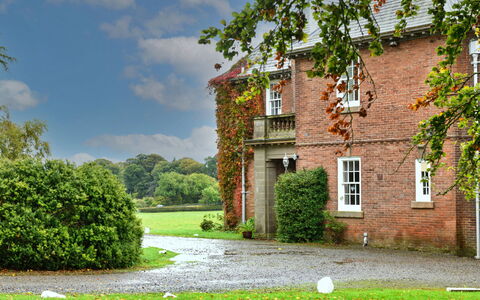 Clift Hill: Gras, Haus, Strauch, Zuhause, Grundstueck, Hütte, Rasen, Estate, Mauerwerk, Garten