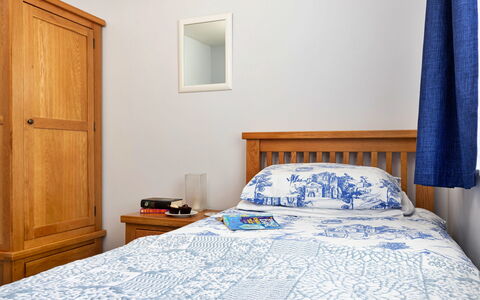 The Duck House: Möbel, Bett, Schlafzimmer, Holz, Bedding, Bettdecke, Interior Design, Linens, Fussboden, Flooring