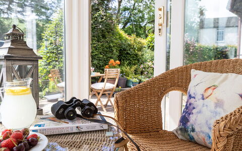 The Duck House: Möbel, Interior Design, Stuhl, Tabelle, Beleuchtung, Wicker, Zuhause, Zimmer, Blumentopf, Wohnzimmer