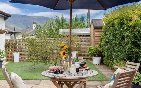 The Duck House: Möbel, Gartenmöbel, Stuhl, Regenschirm, Tabelle, Tisch Im Freien, Blumentopf, Garten, Küche & Esszimmer Tisch