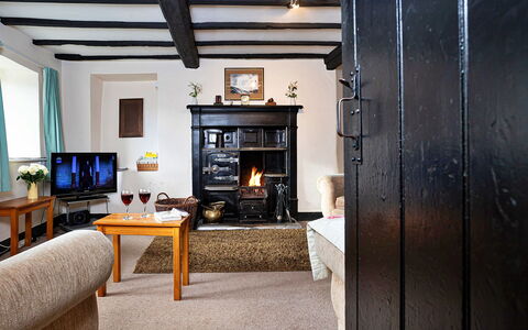 No.2 Town Head Cottages: Möbel, Holz, Interior Design, Flooring, Zimmer, Decke, Beleuchtung, Fussboden, Wohnzimmer, Bilderrahmen
