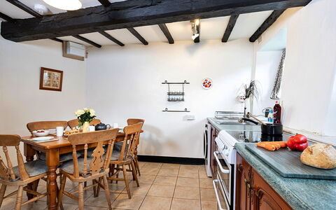 No.2 Town Head Cottages: Möbel, Interior Design, Flooring, Holz, Decke, Countertop, Fussboden, Küche, Zimmer, Tabelle