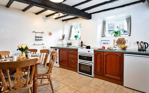 No.2 Town Head Cottages: Möbel, Küche, Interior Design, Flooring, Countertop, Cabinetry, Holz, Küchengerät, Fussboden, Zimmer