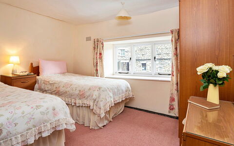 No.2 Town Head Cottages: Interior Design, Möbel, Bett, Schlafzimmer, Textil, Fussboden, Decke, Zimmer, Flooring, Bedding