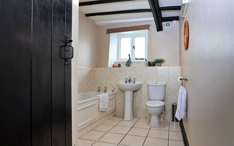 No.2 Town Head Cottages: Armatur, Wand, Flooring, Badezimmer, Fussboden, Interior Design, Sinken, Zapfhahn, Installation, Bad Sink