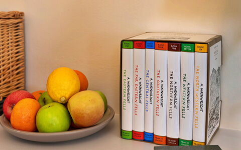 Otters Holt: Buch, Obst, Produzieren, Veröffentlichung, Zutat, Essen, Natural Foods, Book Cover, Servierware, Dishware