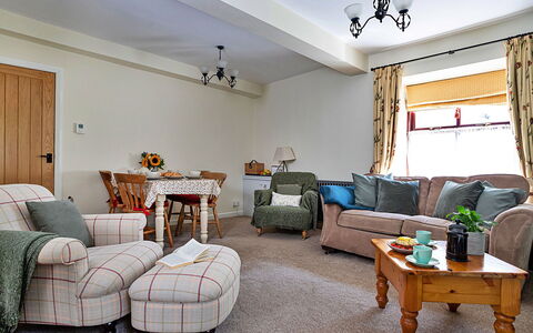Otters Holt: Möbel, Interior Design, Couch, Holz, Zimmer, Flooring, Wohnzimmer, Decke, Textil, Fussboden