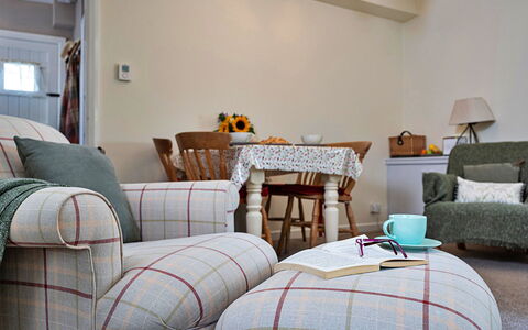 Otters Holt: Möbel, Interior Design, Flooring, Wand, Holz, Fussboden, Couch, Wohnzimmer, Textil, Zimmer