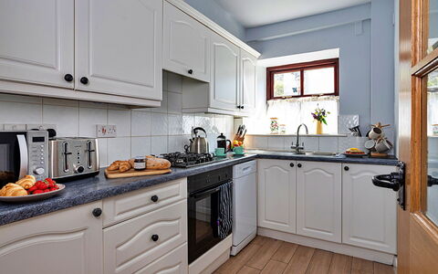 Otters Holt: Küchengerät, Küche, Countertop, Cabinetry, Major Appliance, Interior Design, Haushaltsgerät, Möbel, Herd, Spüle