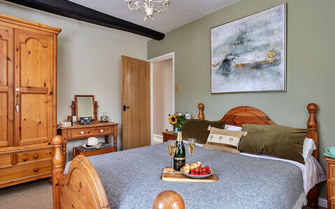 Otters Holt: Bett, Möbel, Bedding, Schlafzimmer, Interior Design, Bettdecke, Wand, Holz, Zimmer, Linens