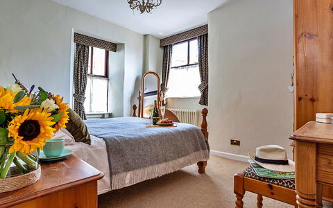 Otters Holt: Möbel, Interior Design, Bett, Schlafzimmer, Wand, Flooring, Fussboden, Holz, Bettdecke, Bedding