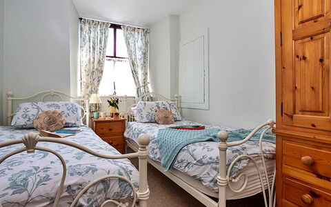 Otters Holt: Möbel, Bett, Interior Design, Schlafzimmer, Bedding, Bettdecke, Wand, Holz, Linens, Zimmer