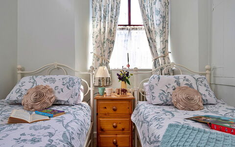 Otters Holt: Bett, Möbel, Bedding, Interior Design, Schlafzimmer, Bettdecke, Wand, Linens, Zimmer, Holz