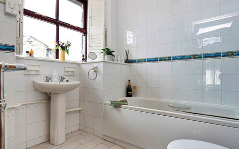 Otters Holt: Badezimmer, Armatur, Flooring, Interior Design, Fussboden, Zapfhahn, Fliese, Sinken, Installation, Badewanne