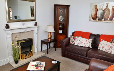 Glendale: Möbel, Interior Design, Wand, Couch, Holz, Flooring, Wohnzimmer, Bilderrahmen, Zimmer, Fussboden