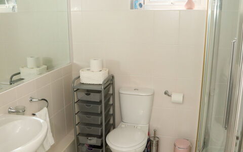 Glendale: Toilleten Sitz, Badezimmer, Armatur, Toilette, Fussboden, Flooring, Interior Design, Sinken, Bad Sink, Installation