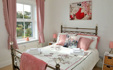 Glendale: Möbel, Bett, Interior Design, Schlafzimmer, Bedding, Bettdecke, Flooring, Linens, Holz, Fussboden