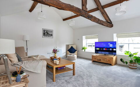 Courtyard Cottage: Möbel, Interior Design, Holz, Flooring, Couch, Decke, Zimmer, Fussboden, Zuhause, Wohnzimmer