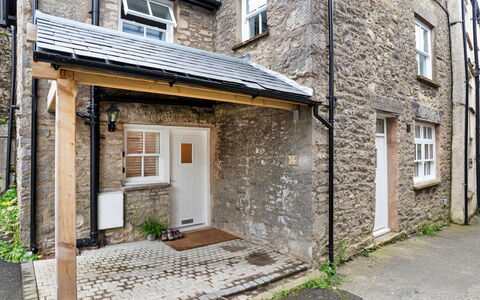 Courtyard Cottage: Schatten, Gebirge, Outdoor Struktur, Eco Hotel, Deck, Gartenmöbel, Garten, Stuhl, Landscaping, Hartholz