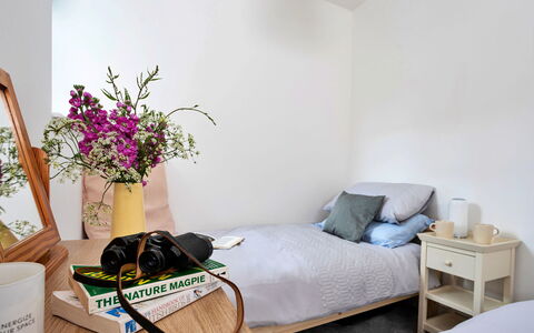Courtyard Cottage: Möbel, Interior Design, Bett, Schlafzimmer, Wand, Bettdecke, Flooring, Holz, Bedding, Fussboden