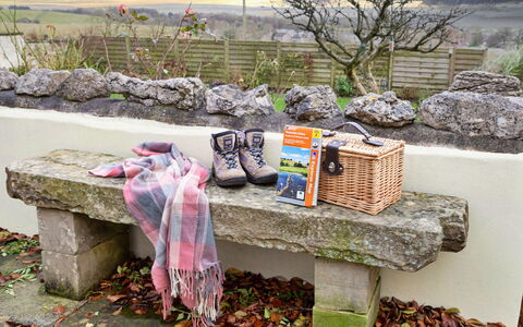 Two Storrs Cottages: Schatten, Gebirge, Outdoor Struktur, Eco Hotel, Deck, Gartenmöbel, Garten, Stuhl, Landscaping, Hartholz
