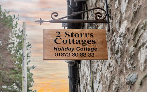Two Storrs Cottages: Schatten, Gebirge, Outdoor Struktur, Eco Hotel, Deck, Gartenmöbel, Garten, Stuhl, Landscaping, Hartholz