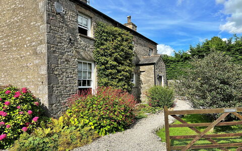 Ivy Cottage: Schatten, Gebirge, Outdoor Struktur, Eco Hotel, Deck, Gartenmöbel, Garten, Stuhl, Landscaping, Hartholz