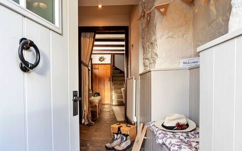 Ivy Cottage: Schatten, Gebirge, Outdoor Struktur, Eco Hotel, Deck, Gartenmöbel, Garten, Stuhl, Landscaping, Hartholz