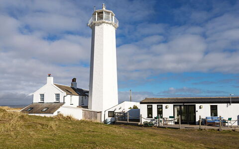 Lighthouse Cottage: Schatten, Gebirge, Outdoor Struktur, Eco Hotel, Deck, Gartenmöbel, Garten, Stuhl, Landscaping, Hartholz