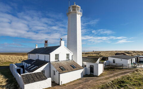 Walney Island Lighthouse: Schatten, Gebirge, Outdoor Struktur, Eco Hotel, Deck, Gartenmöbel, Garten, Stuhl, Landscaping, Hartholz