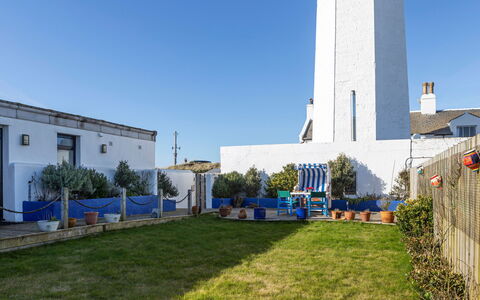 Walney Island Lighthouse: Schatten, Gebirge, Outdoor Struktur, Eco Hotel, Deck, Gartenmöbel, Garten, Stuhl, Landscaping, Hartholz