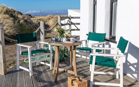 Walney Island Lighthouse: Schatten, Gebirge, Outdoor Struktur, Eco Hotel, Deck, Gartenmöbel, Garten, Stuhl, Landscaping, Hartholz